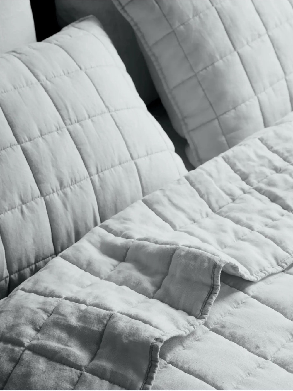 Quince European Linen Box Quilt Set in Mist King with Standard Size Shams 1196 - Picture 4 of 5